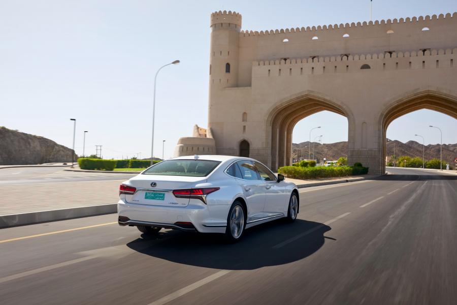  Lexus LS500h AWD 2017 года  (WW) (фото 37 из 40)